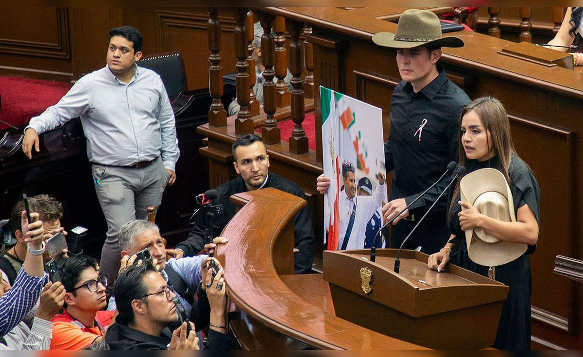 Viuda del Alcalde de Uruapan Acusa al Gobierno de Ignorar sus Pedidos Antes de Ser Asesinado en Violento Crimen