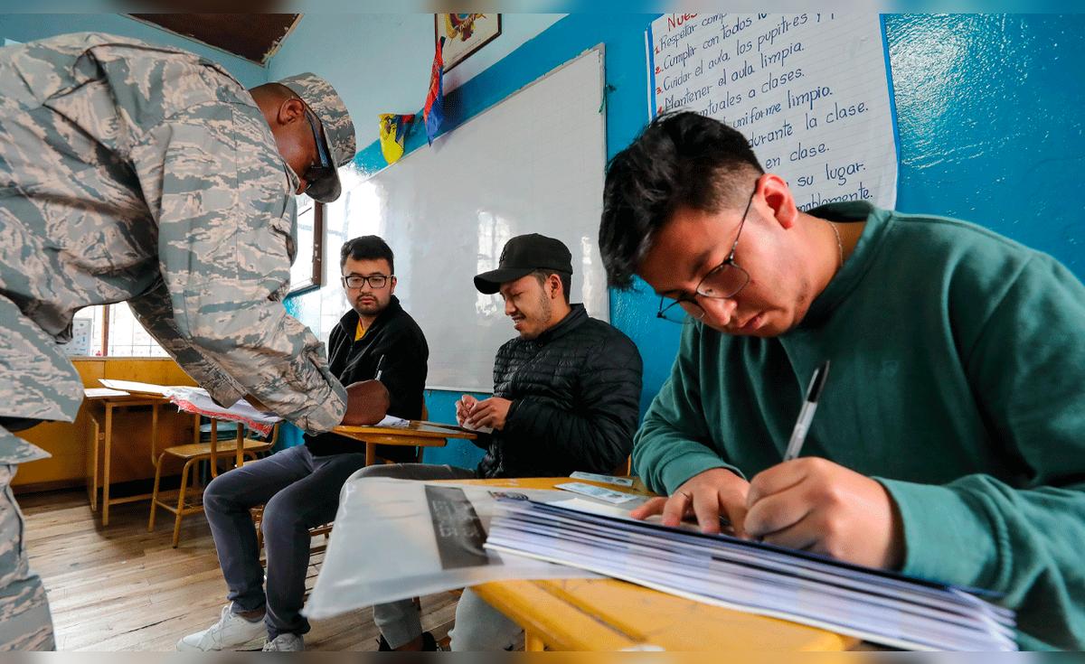 ¡Ecuador sanciona con multas de hasta $47 por no votar en el referéndum 2025!