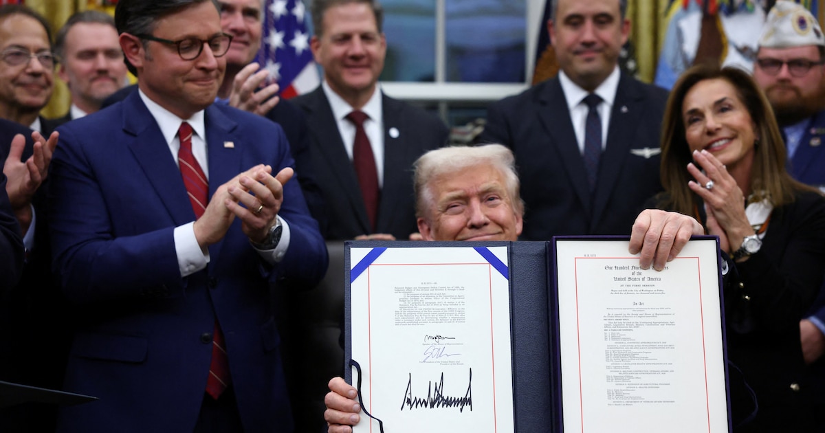 Trump firma ley que pone fin al cierre federal más largo en EE.UU. y envía mensaje de resistencia