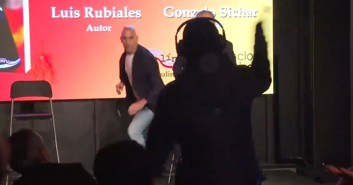Huevos lanzados a Luis Rubiales en Madrid durante su presentación literaria, por su tío