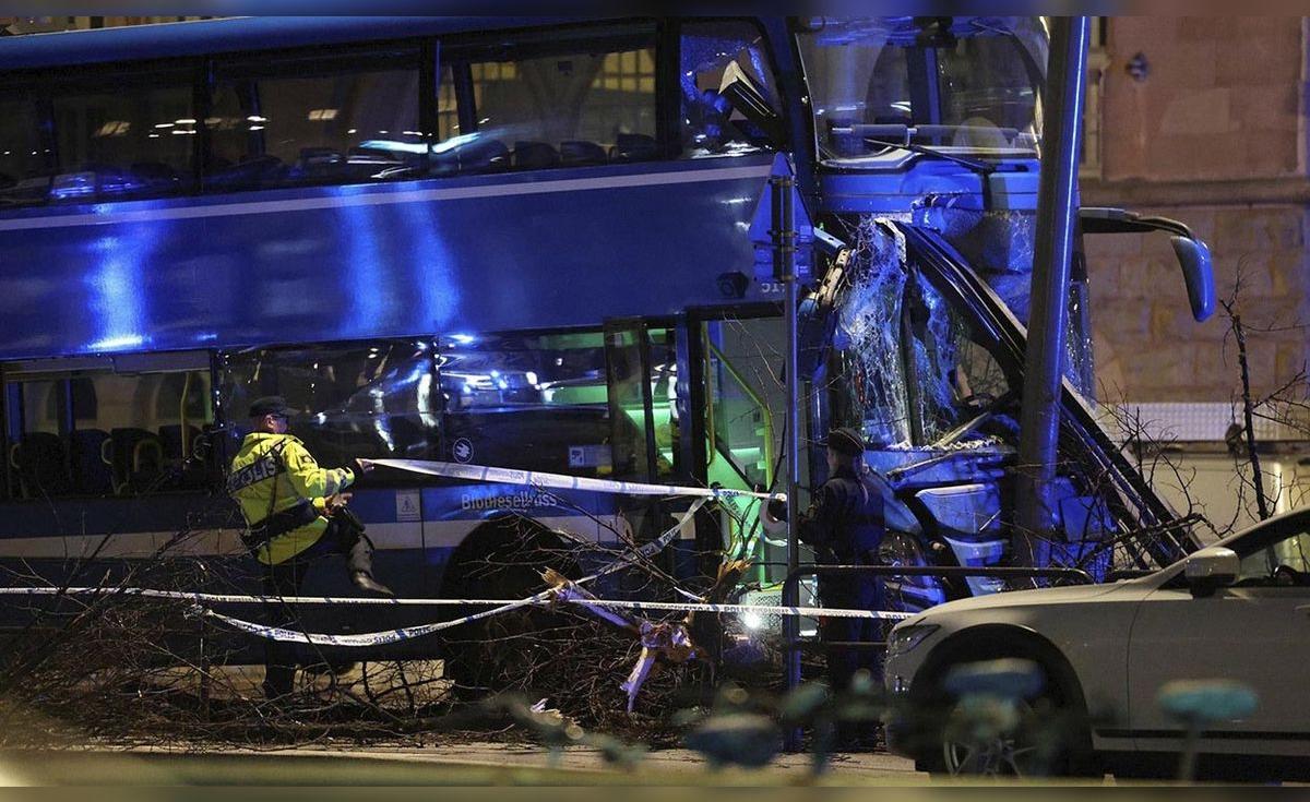 Choque mortal en Estocolmo: autobús sin control arrasa con varias personas en la parada