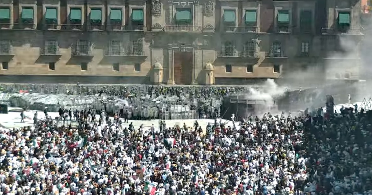 Manifestantes y policías se enfrentan en el Zócalo durante protesta de la Generación Z en CDMX
