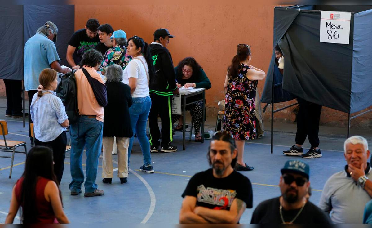 Electores de Chile aseguran su voto hasta las 6 de la tarde: reglamento garantiza cierre late por fila y reactivan multa por abst
