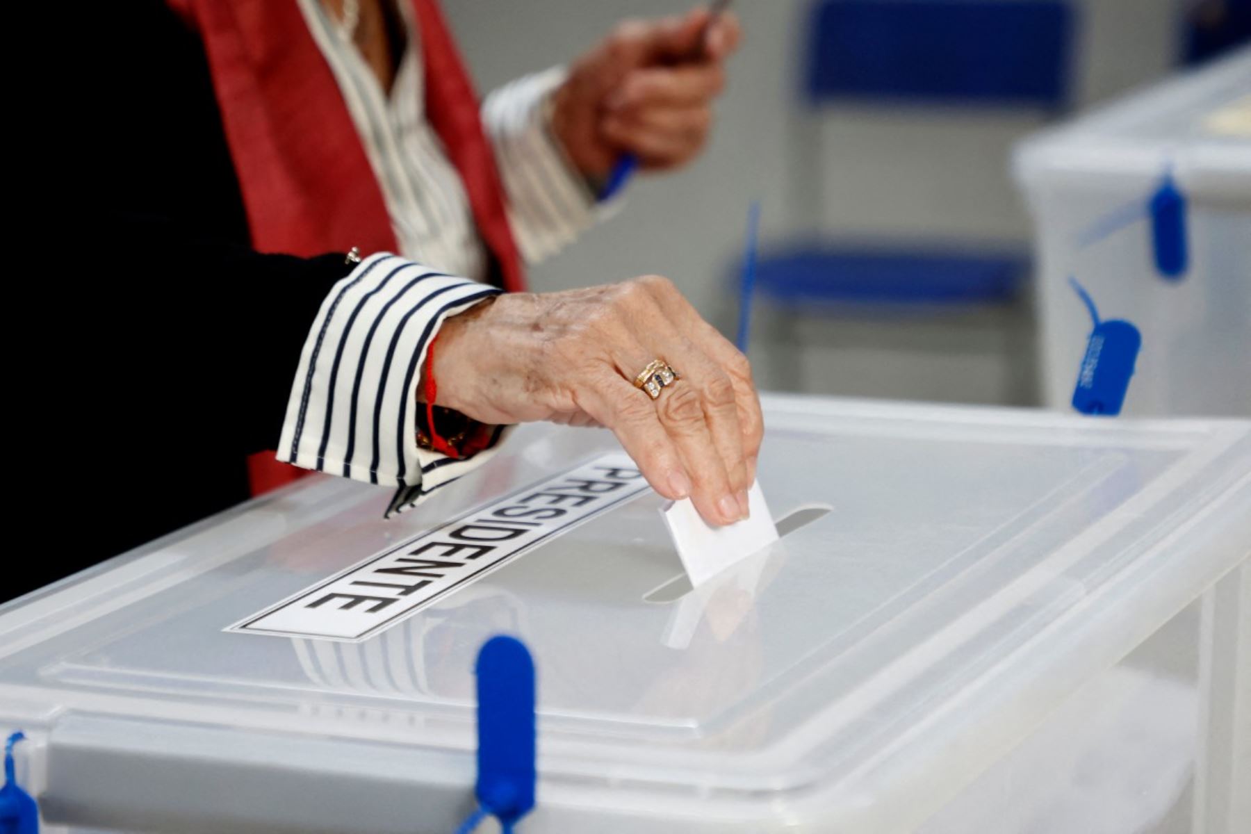 Chile en crisis: Urnas deciden entre ultraderechas y la favorita Jara en una elección histórica con segunda vuelta asegurada