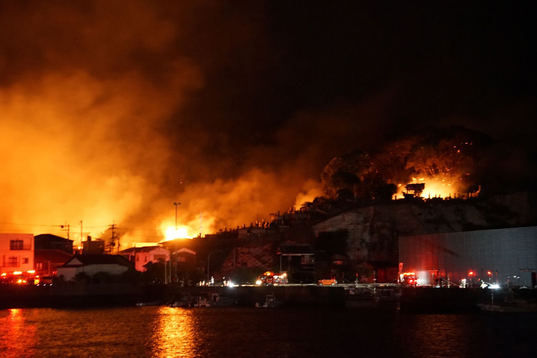 ¡Devastador incendio en Japón arrasa con 170 edificios y deja un muerto en Kyushu!