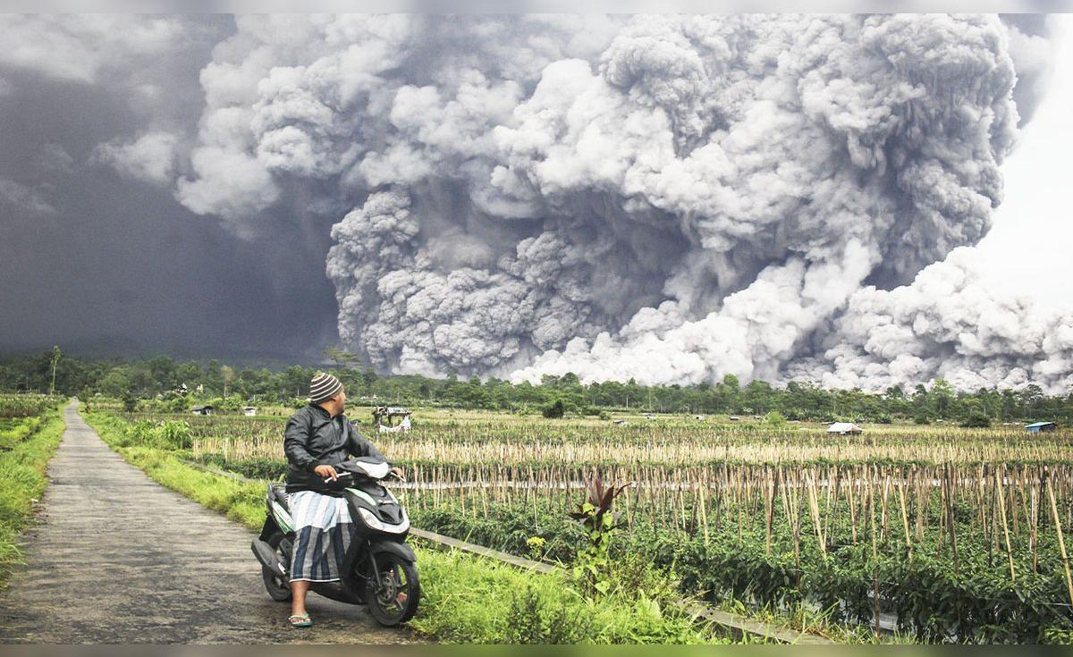 ¡Alerta Máxima! Erupción del Monte Semeru en Indonesia obliga a evacuar a 300 personas tras alcanzar 13 km de altura