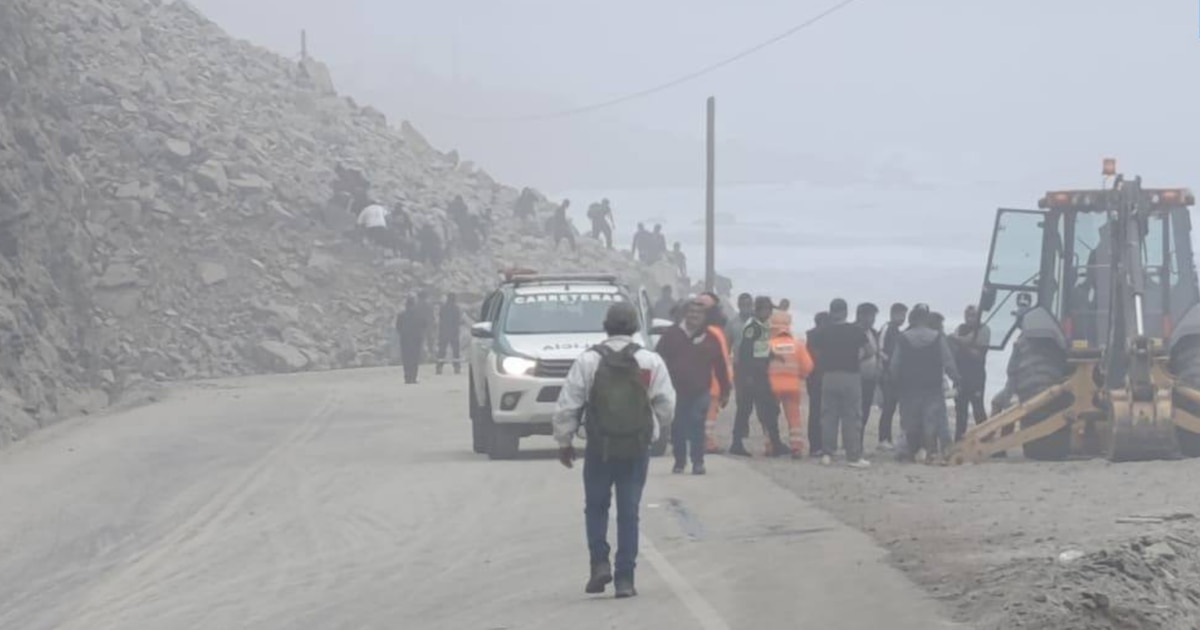 Derrumbe de rocas bloquea por completo la Panamericana Sur en Arequipa, tramo Ático–Ocoña