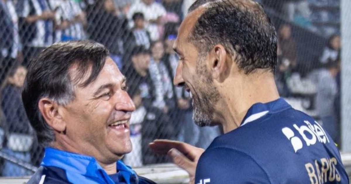 Carlos Bustos apoya ampliar el contrato de Hernán Barcos en Alianza Lima