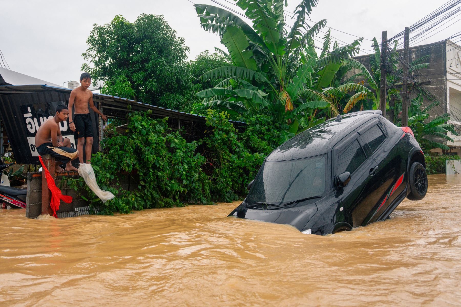 Inundaciones catastróficas dejan más de 250 muertos en Indonesia y Tailandia