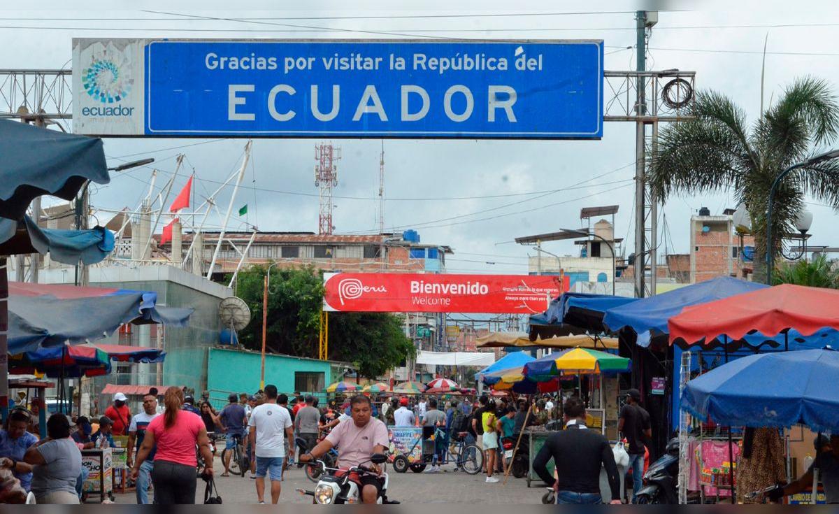 Ecuador cierra temporalmente la frontera con Perú a 120 inmigrantes, pero reabre el paso horas después