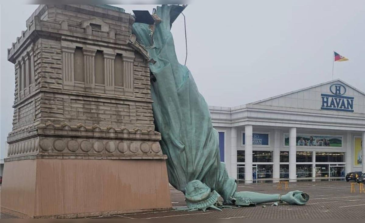 Réplica de la Estatua de la Libertad en Brasil colapsa tras fuertes ráfagas de viento en Guaíba