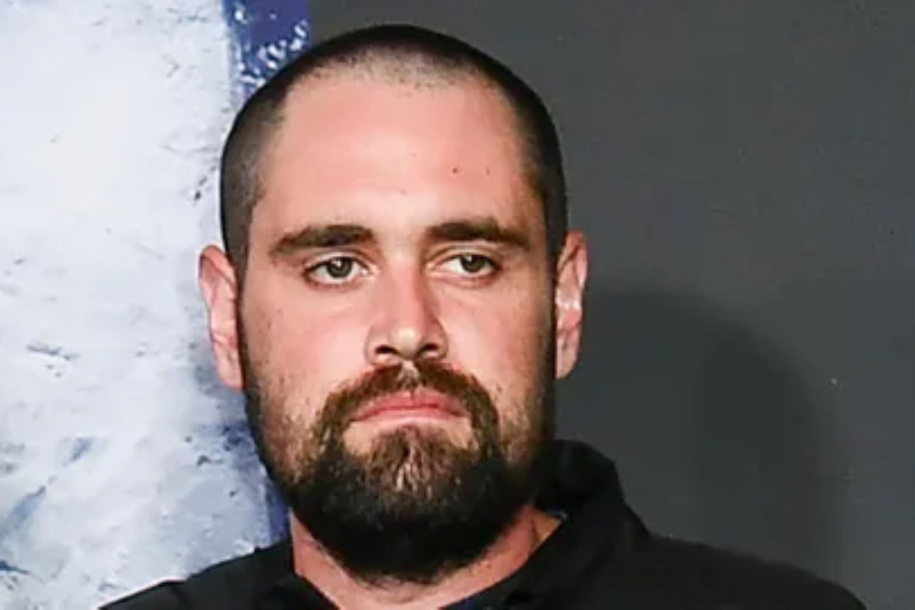 Hijo de Rob Reiner enfrenta cargos de homicidio en primer grado por la muerte de sus padres