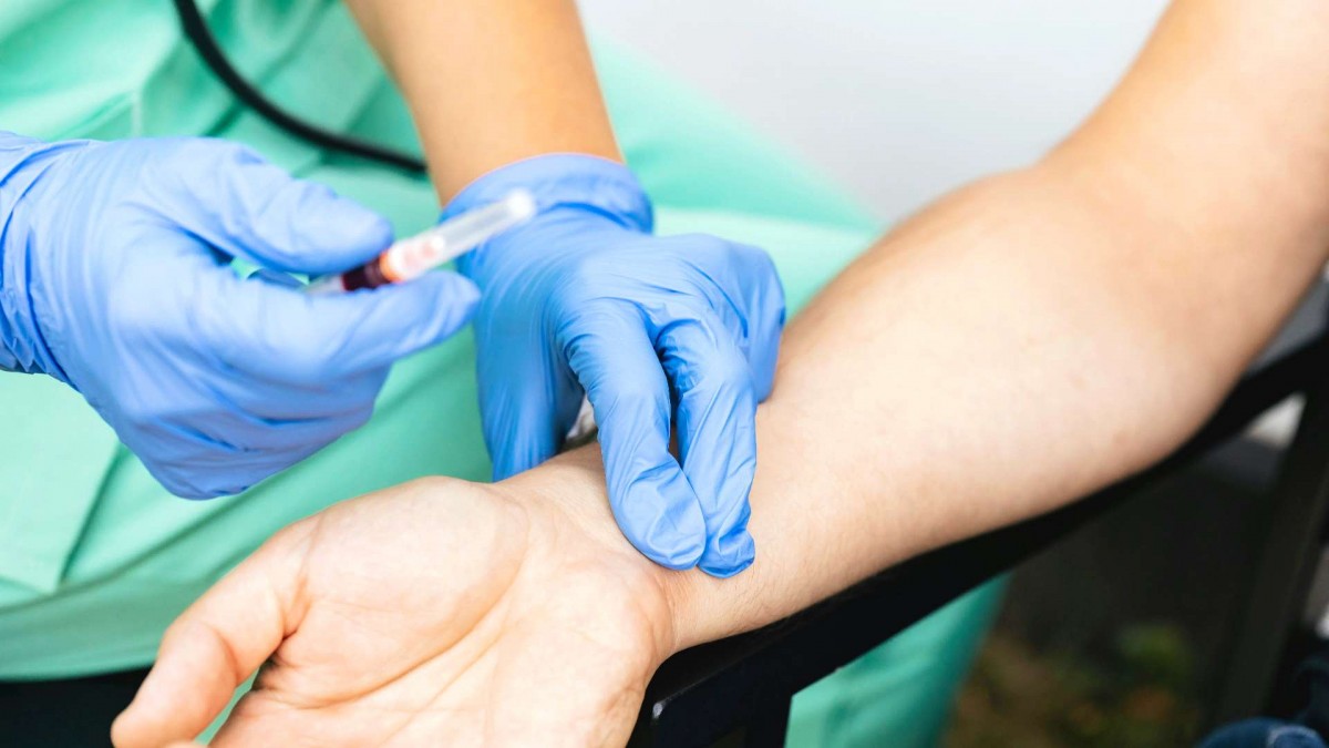 Estudio revela análisis sanguíneo que podría predecir riesgo de mortalidad a 5 y 10 años