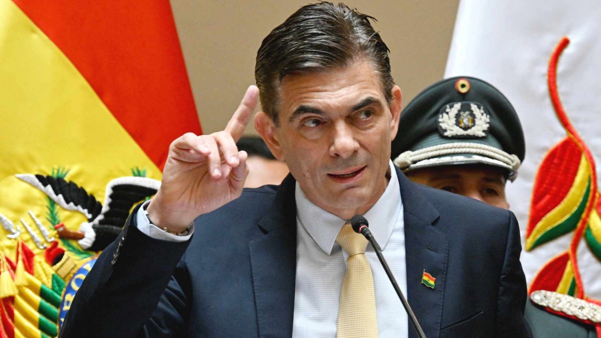 Bolivia elimina subsidios a combustibles y aumenta el salario mínimo en respuesta a crisis económica y social