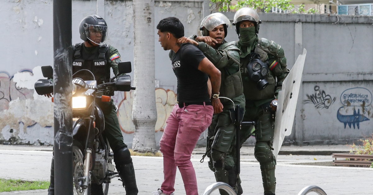 Foro Penal denuncia que Maduro mantiene a 902 presos políticos en Venezuela, incluyendo 86 con doble nacionalidad