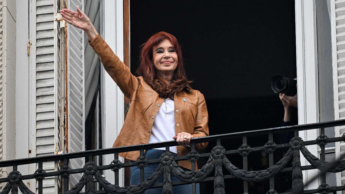 Cristina Fernández es operada de urgencia por apendicitis en medio de arresto domiciliario por corrupción