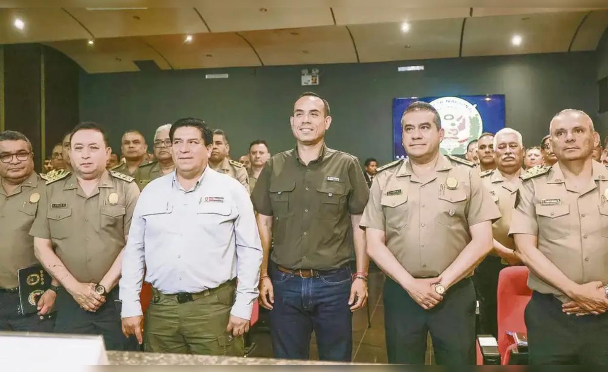 Policía Nacional da de baja a 25 oficiales, incluyendo 4 tenientes y 21 generales