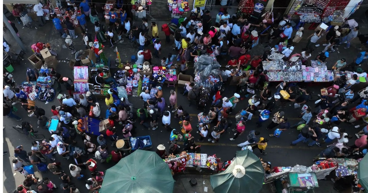 Centro de Lima colapsa por afluencia de compradores en vísperas de Navidad