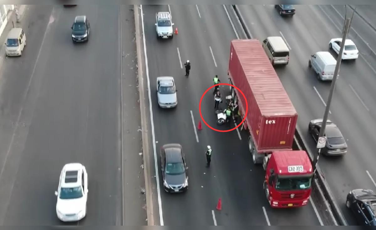 Joven fallece arrollado por tráiler mientras conducía su moto eléctrica en la Panamericana Norte