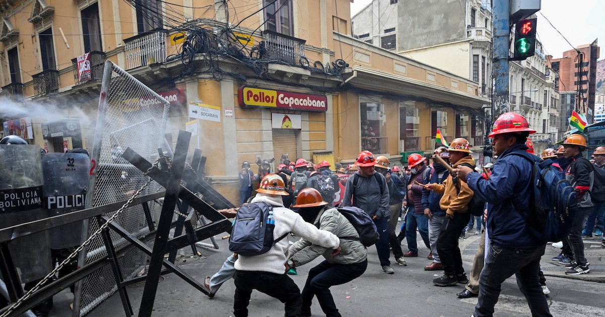 Protestas violentas en Bolivia por eliminación del subsidio a los combustibles dejan cuatro policías heridos
