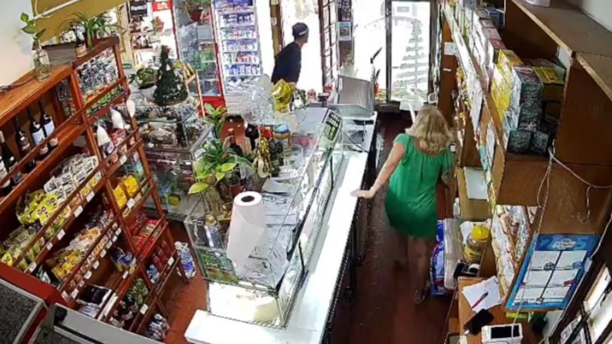Cajera enfrenta a ladrón armado con cuchillo en mano y lo expulsa gritando «¡Vola, vola, vola, hijo de p…!» en Mar del Plata