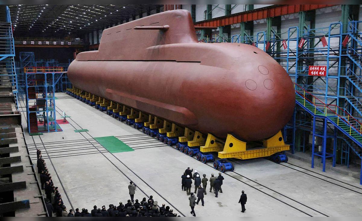 Corea del Norte revela su primer submarino nuclear y acelera su programa militar