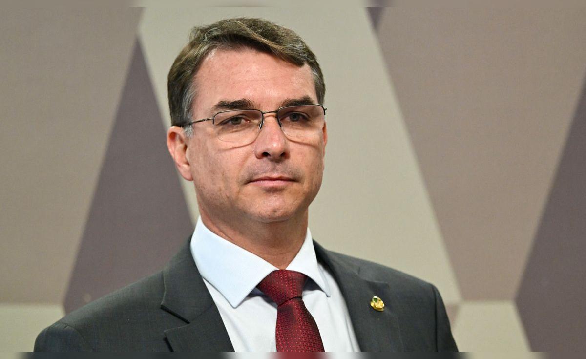 Jair Bolsonaro confirma a su hijo Flávio como candidato presidencial de la ultraderecha para las elecciones de Brasil en 2026