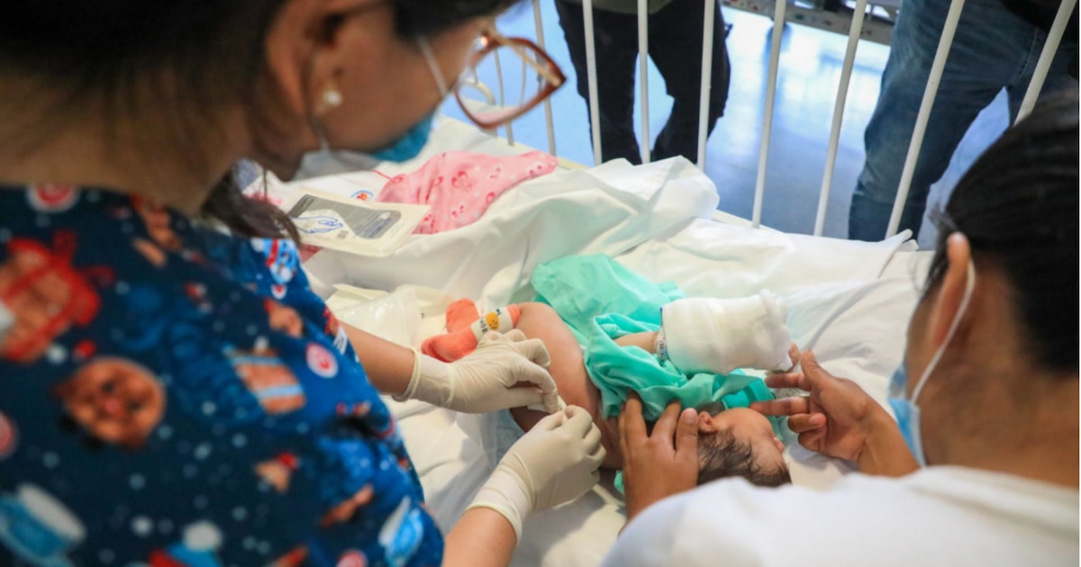 Éxito médico en Perú: separan a dos siamesas unidas por la columna vertebral