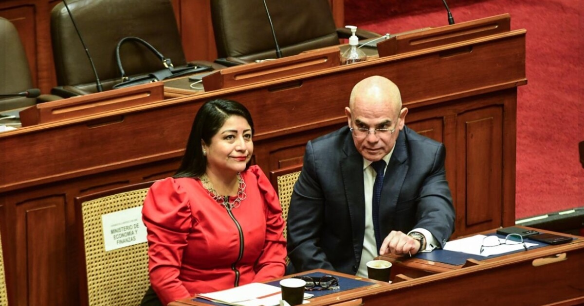 Denuncian a 20 exministros ante el Ministerio Público por no cumplir con la asignación del presupuesto educativo