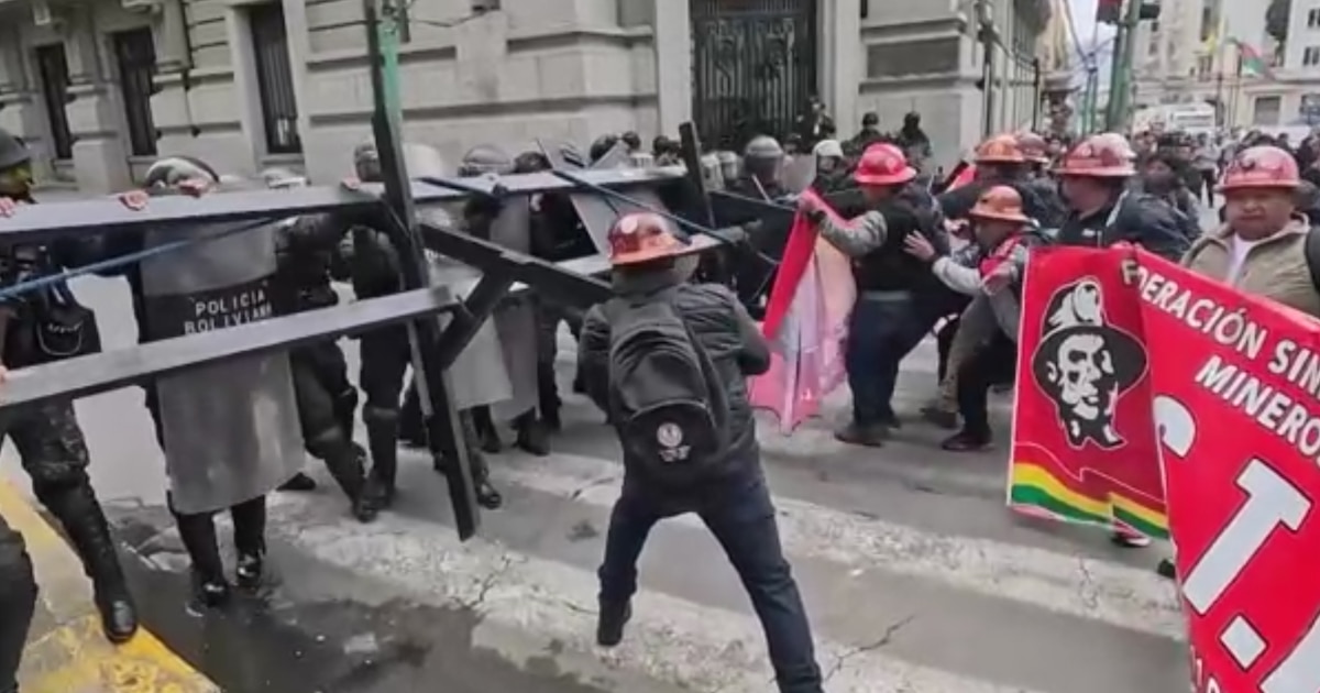 Mineros de Bolivia se enfrentaron a la Policía con dinamita y petardos en protesta por el fin del subsidio al combustible