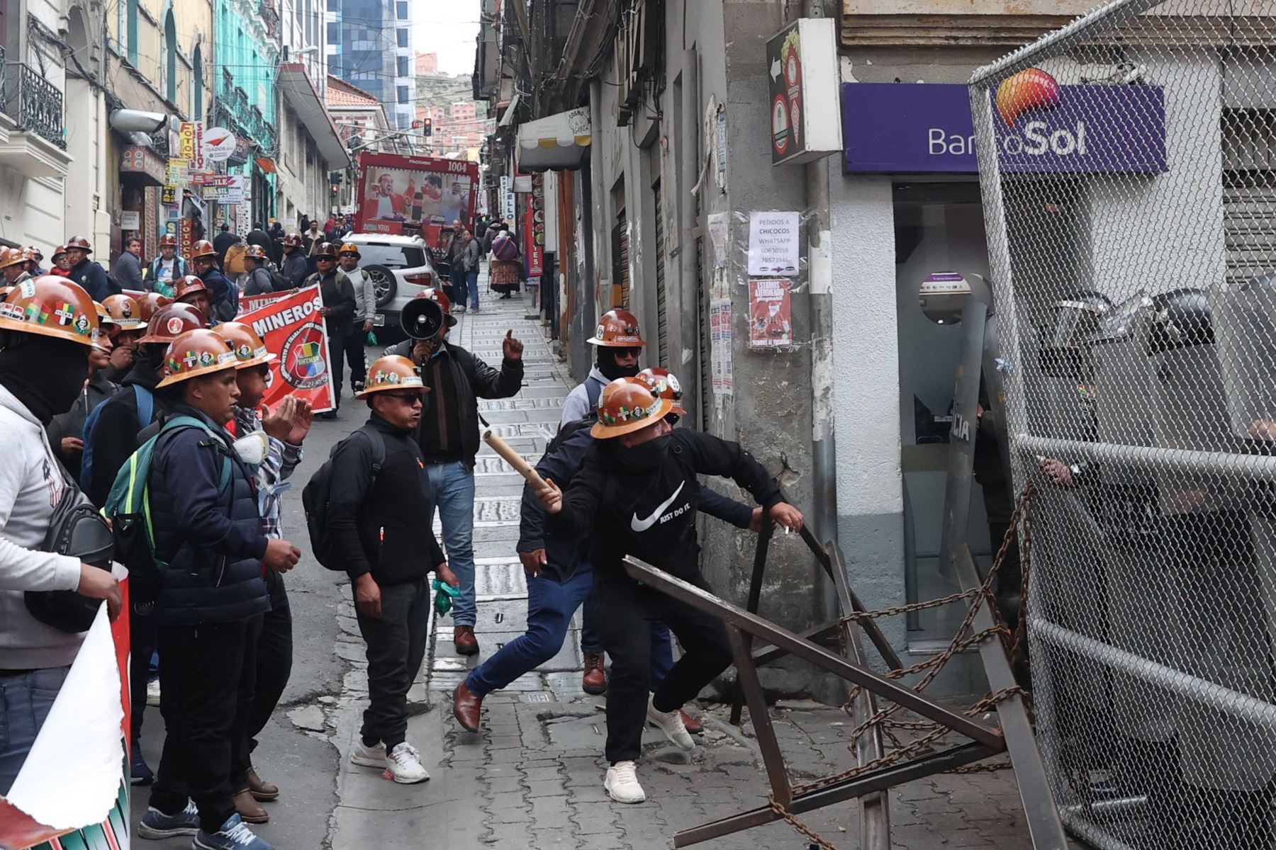 Bolivia: sindicatos chocan con la policía por el retiro del subsidio a los combustibles