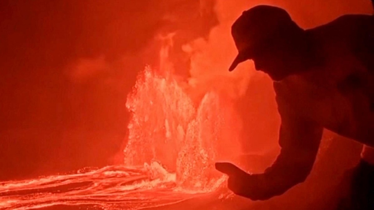 Indignación por turistas en volcán Kilauea en Hawái: Fueron captados caminando cerca de un río de lava