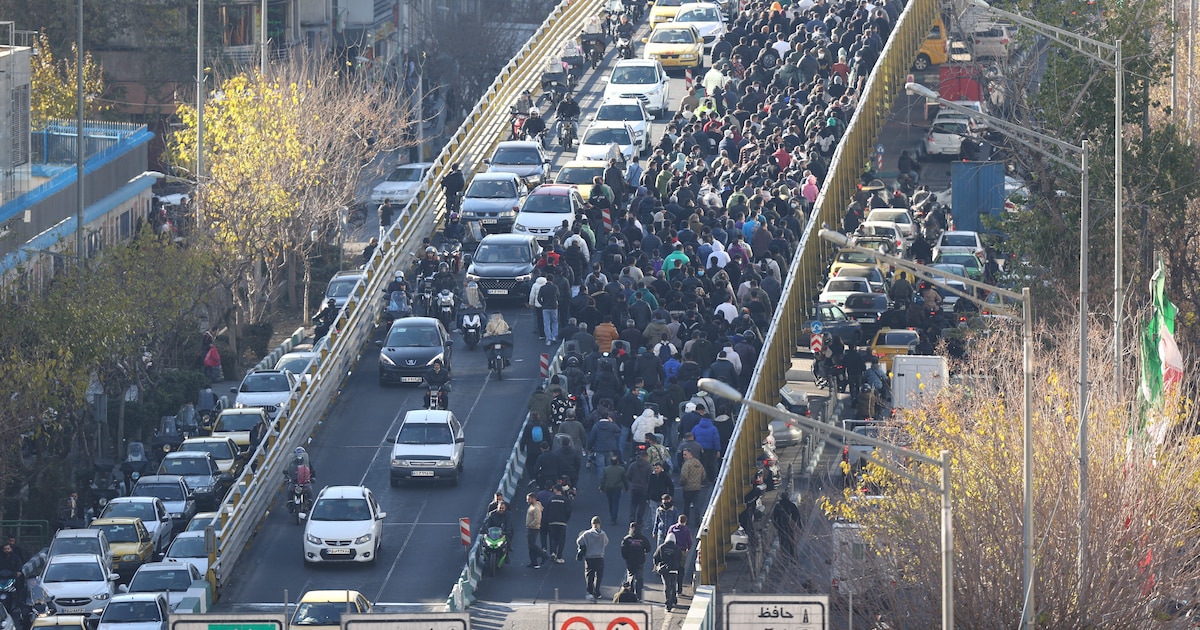 Crisis en Irán: en el cuarto día de protestas, manifestantes intentaron ingresar a un edificio gubernamental