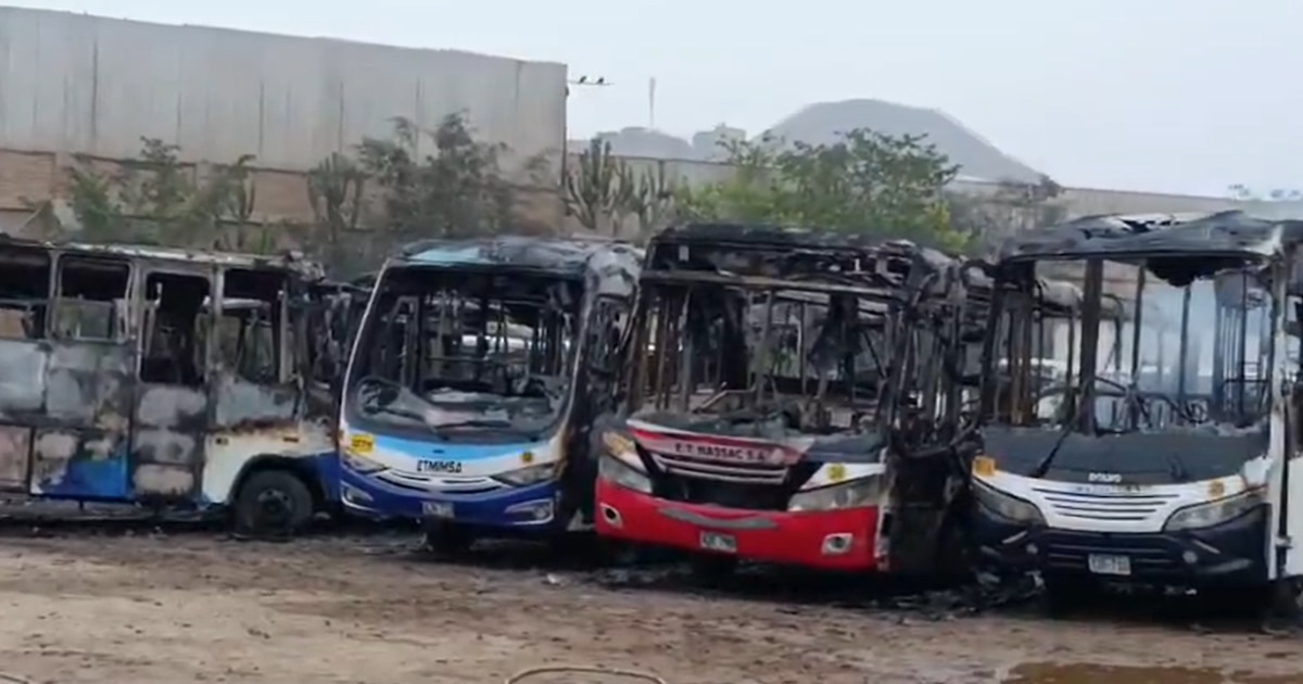 Incendio en cochera de Ate arruina 18 buses y deja chóferes sin empleo