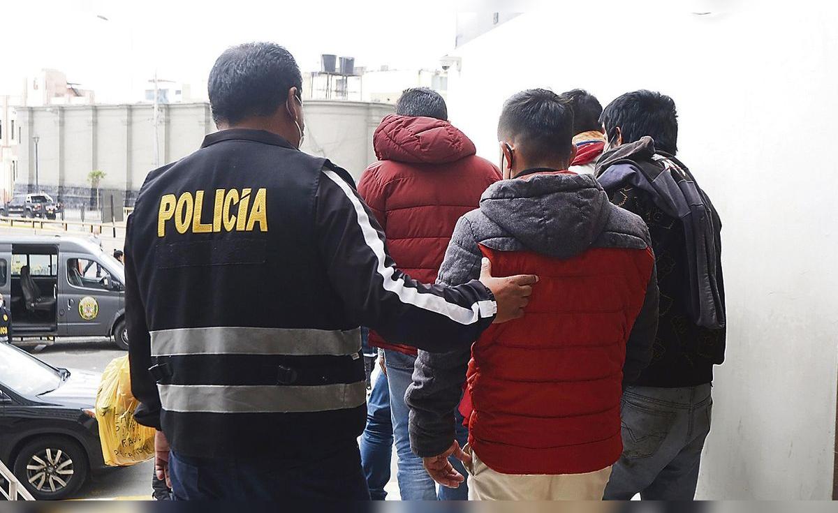 Tres policías son condenados a 6 años por solicitar S/50,000 a un detenido