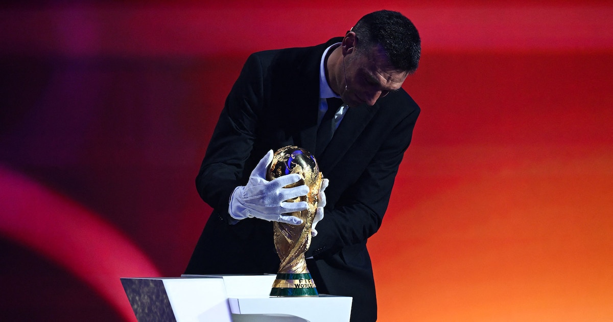 El enigma de los guantes de Scaloni al presentar el trofeo del Mundial 2026, similar a Deschamps