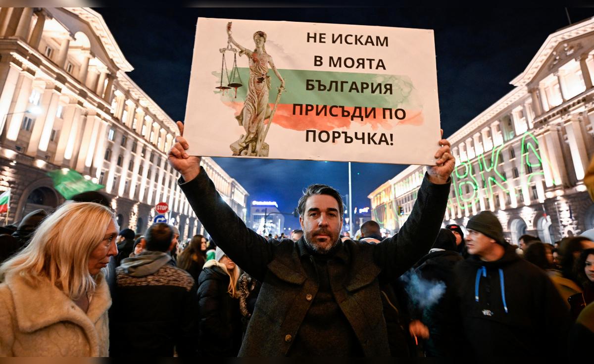 Bulgaria renuncia a su gobierno tras semanas de protestas por corrupción y reformas, antes de adoptar el euro