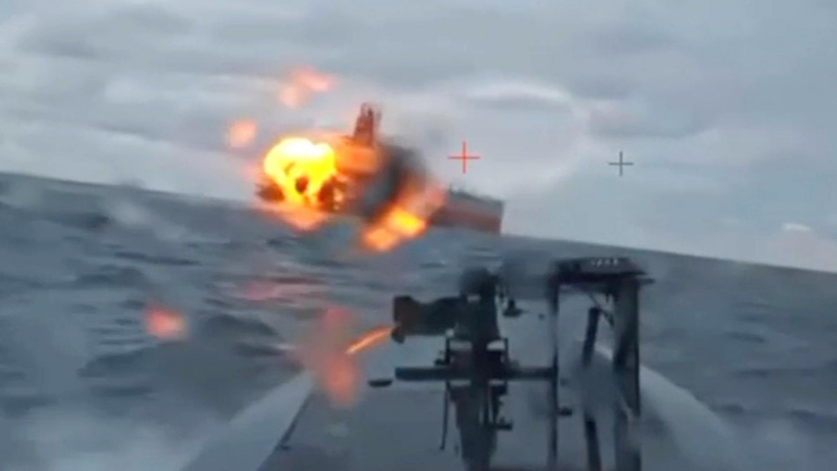 Video de Ucrania muestra ataque de drones submarinos contra buque petrolero ruso en el Mar Negro