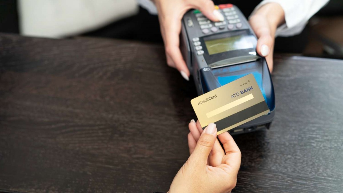 Mujer de 27 años acusada de usar durante una década la tarjeta bancaria de un adulto mayor para pagar plataformas de streaming en Argentina